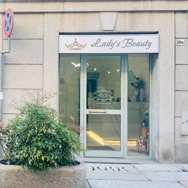 La vetrina di Lady's Beauty in Via San Giacomo della Vittoria 28A