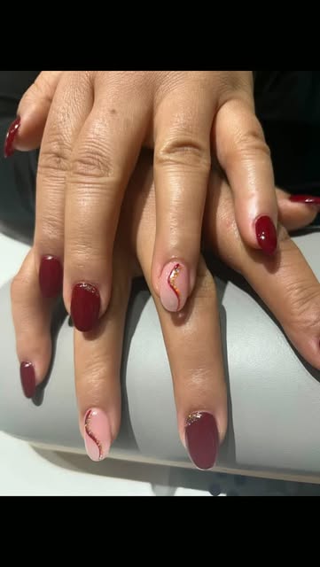 Unghie bordeaux con decorazione glitter