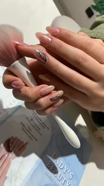 Unghie nude con decorazione a farfalla